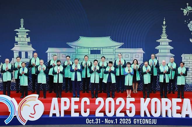 이재명 대통령이 지난 1일 2025 아시아태평양경제협력체(APEC) 정상회의가 열린 경북 경주화백컨벤션센터(HICO)에서 각국 정상들과 한복 소재로 만든 목도리를 두르고 공식 기념촬영을 하고 있다. 앞줄 왼쪽부터 앤서니 앨버니지 호주 총리, 하사날 볼키아 브루나이 국왕, 마크 카니 캐나다 총리, 가브리엘 보리치 칠레 대통령, 시진핑 중국 국가주석, 이 대통령, 프라보워 수비안토 인도네시아 대통령, 다카이치 사나에 일본 총리, 안와르 이브라힘 말레이시아 총리, 크리스토퍼 럭슨 뉴질랜드 총리, 페르디난드 마르코스 필리핀 대통령. 뒷줄 왼쪽부터 존 리 홍콩 행정장관, 존 로쏘 파푸아뉴기니 부총리, 알렉세이 오베르추크 러시아 국제부총리, 로런스 웡 싱가포르 총리, 아누틴 찬위라꾼 태국 총리, 르엉끄엉 베트남 국가주석, 스콧 베선트 미국 재무장관, 테레사 메라 페루 통상관광부 장관, 마르셀로 에브라르드 멕시코 경제부 장관, 린신이 대만 총통 선임고문 연합뉴스