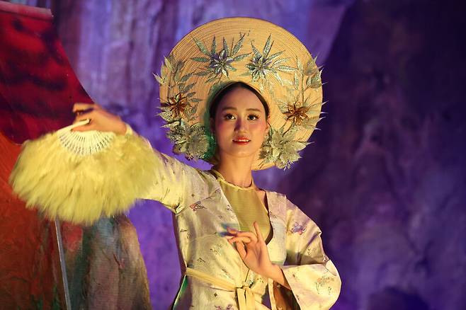 베트남 꽝닌성 하롱베이에 있는 ‘용의 진주 동굴’에서 펼쳐진 공연. 김영원 기자