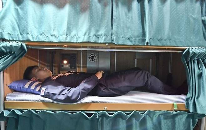 잠수함 승조원이 교대로 사용하는 침대에 누워 있다. 침대 크기는 길이 180cm, 폭 75cm, 높이 50cm에 불과해 키가 큰 승조원은 구부려서 자야 한다. 해군 제공