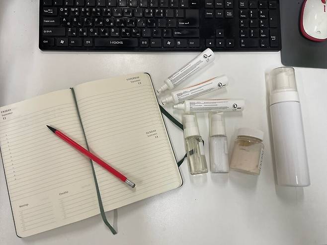 김화장씨는 화장품에 관한 생각을 아날로그 노트에 옮겨 적는다. 그는 “노트가 벌써 몇권이나 채워졌지만, 여전히 기획의 첫 줄은 어렵다”고 말한다. 본인 제공