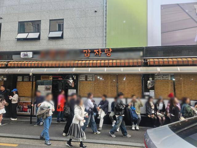 지난달 28일 오후 1시 서울 성동구 성수동에 위치한 유명 감자탕집에 손님들이 대기 줄을 서 있다. 이들의 70% 이상은 외국인으로 보였다. 오세운 기자