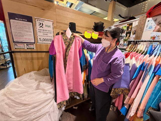 경북 경주시 황리단길에서 전통의상 대여점을 운영하는 강정민 꽃길한복 대표 신라복의 특징에 대해 설명하고 있다. 경주=허유정 기자