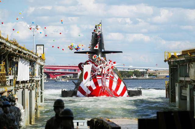 일본 해상자위대의 3천 톤급 잠수함 '하쿠게이'가 2021년 10월 14일 고베에서 열린 진수식에서 취역하고 있다. 도쿄=교도 연합뉴스