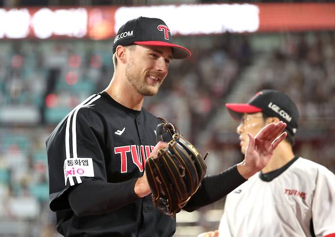 12일 오후 수원 KT위즈파크에서 열린 2025 프로야구 LG와 KT 경기. LG 선발 톨허스트가 7회 KT 공격을 막고 들어오며 미소 짓고 있다. 수원=정시종 기자 capa@edaily.co.kr /2025.08.12.
