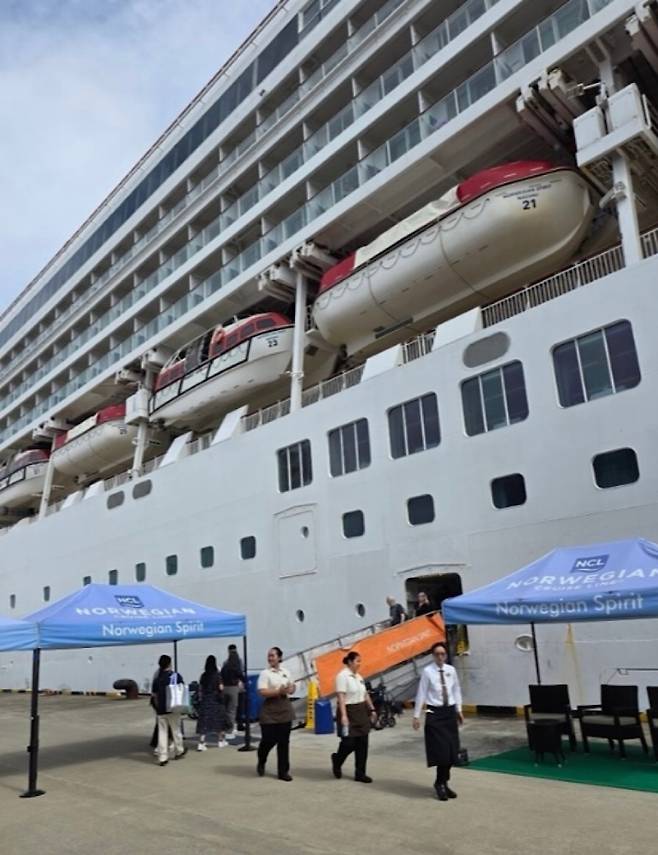 제주항에 정박한 국제 크루즈. 외국인 관광객 유입이 늘고 있는 현장.