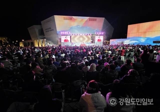 ▲ 1일 강릉하키센터 야외광장에서 시 승격 70주년 기념 강릉시민 대화합 한마당이 열려 시민들이 즐기며 환호하고 있다. 황선우 기자