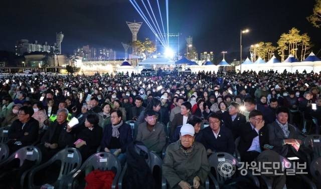 ▲ 1일 강릉하키센터 야외광장에서 시 승격 70주년 기념 강릉시민 대화합 한마당이 열렸다. 황선우 기자