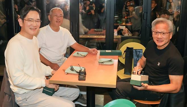 젠슨 황 엔비디아 최고경영자(CEO)가 서울 강남구 삼성역 인근 깐부치킨 매장에서 이재용 삼성전자 회장, 정의선 현대차그룹 회장과 치킨 회동을 하고 있다./사진=뉴스1