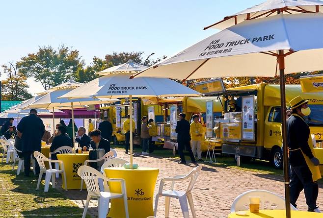 'APEC CEO 서밋'이 열린 경주예술의전당 인근에 마련된 'KB 푸드트럭 파크'. KB금융 제공