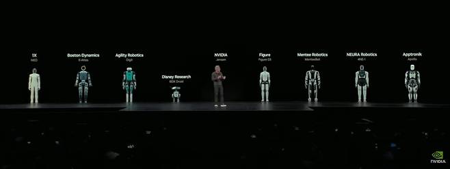 젠슨 황 엔비디아 CEO가 10월 28일(현지시간) 워싱턴DC에서 열린 GTC 2025 기조연설에서 엔비디아 젯슨 토르를 이용하는 로보틱스 회사들의 로봇 이미지와 함께 서 있다. 왼쪽에서 두 번째가 현대차그룹의 보스턴다이나믹스가 만든 E-아틀라스.