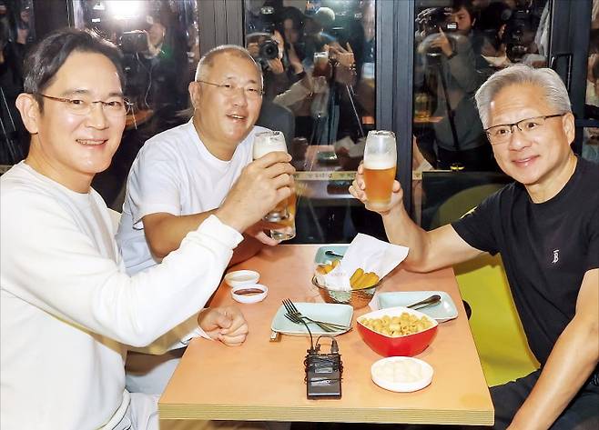 젠슨 황 엔비디아 최고경영자(CEO·오른쪽부터)와 정의선 현대자동차그룹 회장, 이재용 삼성전자 회장이 30일 서울 삼성동 깐부치킨 매장에서 맥주잔을 들고 건배하고 있다.  /문경덕 기자