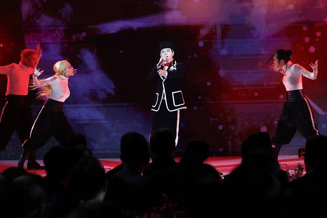 가수 지드래곤이 31일 경북 경주시 라한셀렉트호텔에서 열린 2025 아시아태평양경제협력체(APEC) 정상회의 환영 만찬에서 공연을 펼치고 있다. 연합뉴스