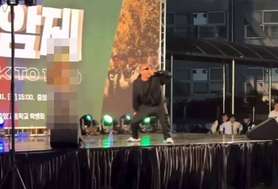 Rapper Jeong Sang-su publicly calls for the reinstatement of former President Yoon Suk Yeol during a high school festival on Oct. 31. [SCREEN CAPTURE]
