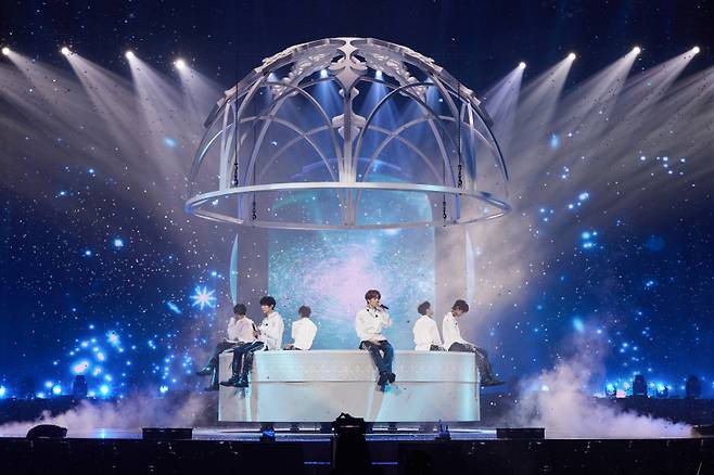 그룹 NCT 위시가 2일 오후 운서동 인스파이어 아레나에서 첫 단독 콘서트 ‘인투 더 위시 : 아워 위시’를 열고 공연을 펼치고 있다. SM엔터테인먼트 제공