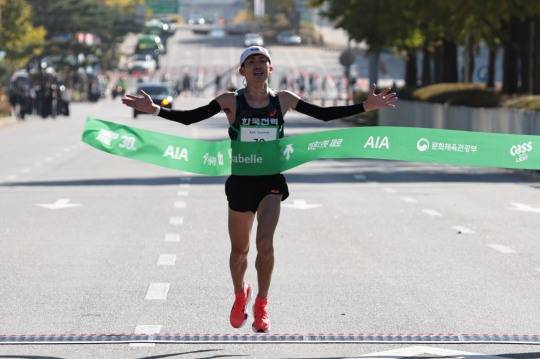 김홍록, JTBC서울마라톤 남자 국내부 우승. 사진[연합뉴스]