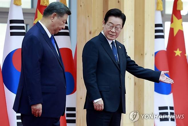 이재명 대통령과 시진핑 중국 국가주석이 지난 1일 경북 국립경주박물관에서 열린 공식 환영식에서 이동하고 있다. [연합뉴스]