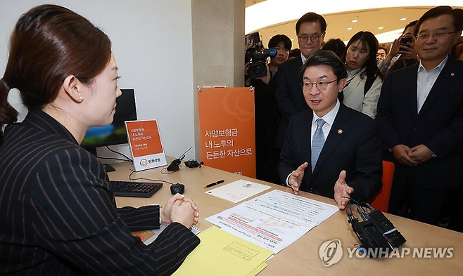 이억원 금융위원장이 지난달 30일 서울 중구 한화생명 시청 고객센터에서 사망보험금 유동화 출시일에 맞춰 준비상황을 점검하고 있다. 이 위원장은 이날 직접 사망보험금 유동화 상품에 가입하기도 했다. 사진=금융위원회