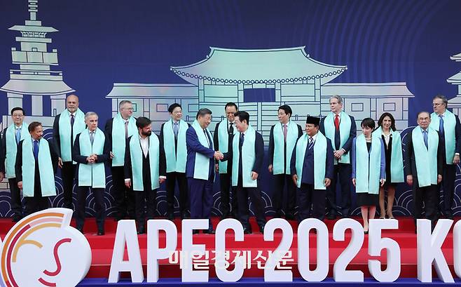 이재명 대통령이 1일 경주화백컨벤션센터(HICO)에서 열린 2025 아시아태평양경제협력체(APEC) 정상회의 기념촬영에서 시진핑 중국 국가주석와 인사하고 있다. /2025.11.1. [경주/김호영기자]