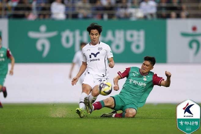 태클을 시도하고 있는 이순민(사진 오른쪽). 사진=한국프로축구연맹