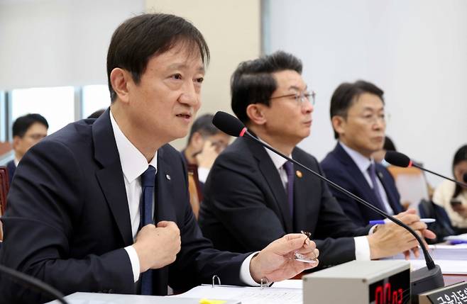 이찬진 금융감독원장이 지난 27일 서울 여의도 국회 정무위원회에서 열린 국정감사에서 답변하고 있다. /사진=뉴스1