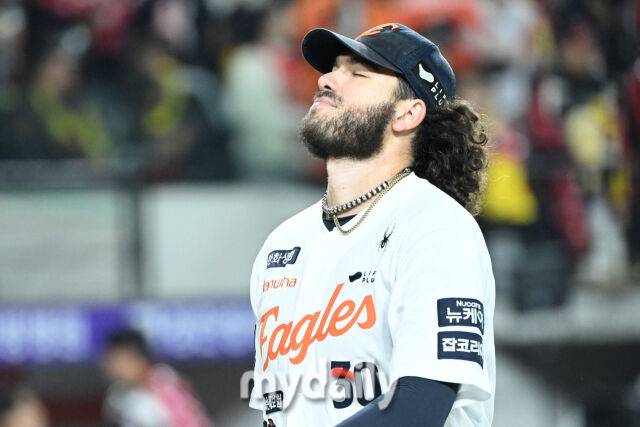 29일 대전 한화생명 볼파크 야구장에서 열린 '2025 신한 SOL 뱅크 KBO 한국시리즈 3차전' LG 트윈스와 한화 이글스 경기. 한화 선발 폰세가 6회초 수비를 마치고 더그아웃에 들어오며 두 눈을 감고 있다./대전=한혁승 기자 hanfoto@mydaily.co.kr