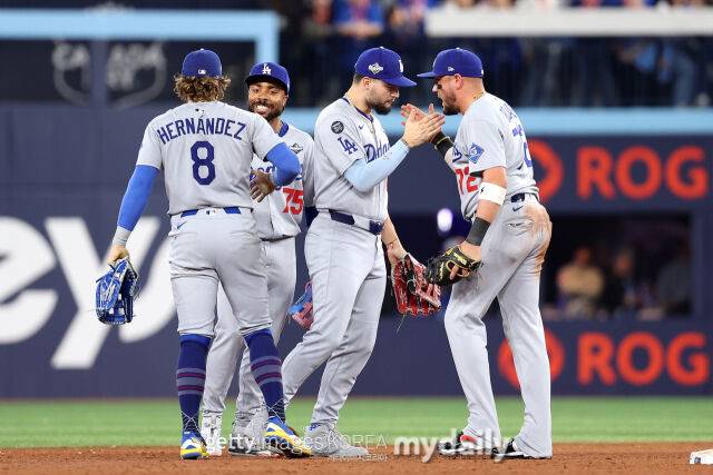 LA 다저스 선수들이 경기 종료 후 기뻐하고 있다./게티이미지코리아