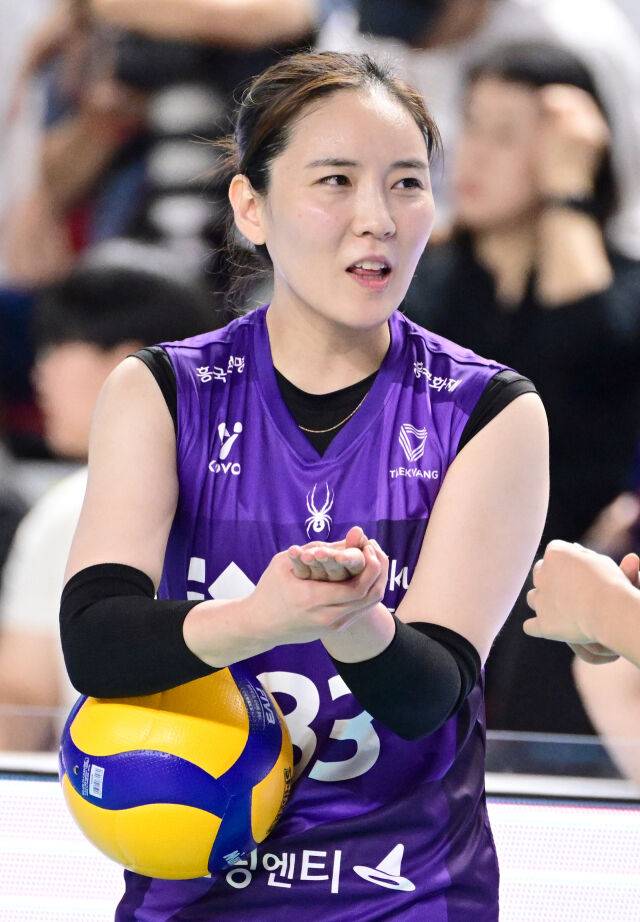 1년 3개월 만에 V리그에 복귀한 이나연이 동료들과 이야기를 나누고 있다 / 한국배구연맹(KOVO)