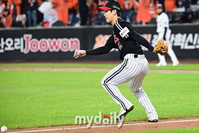구본혁의 예상대로 문현빈의 타구를 파울라인으로 향하고 있다.