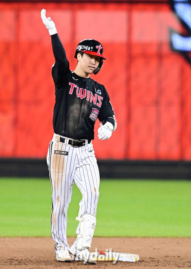 수비와 공격에서 만점 활약을 펼친 구본혁이 7회초 2루타를 때린 뒤 환호하고 있다.