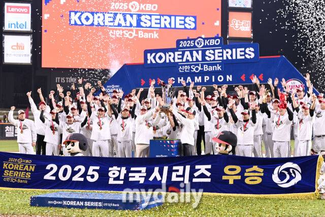 LG가 4-1로 승리해 통합 우승을 차지한 뒤 시상식에서 트로피를 들며 포즈를 취하고 있다.