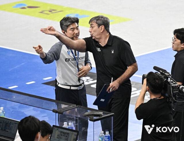 항의하는 필립 블랑 감독./KOVO