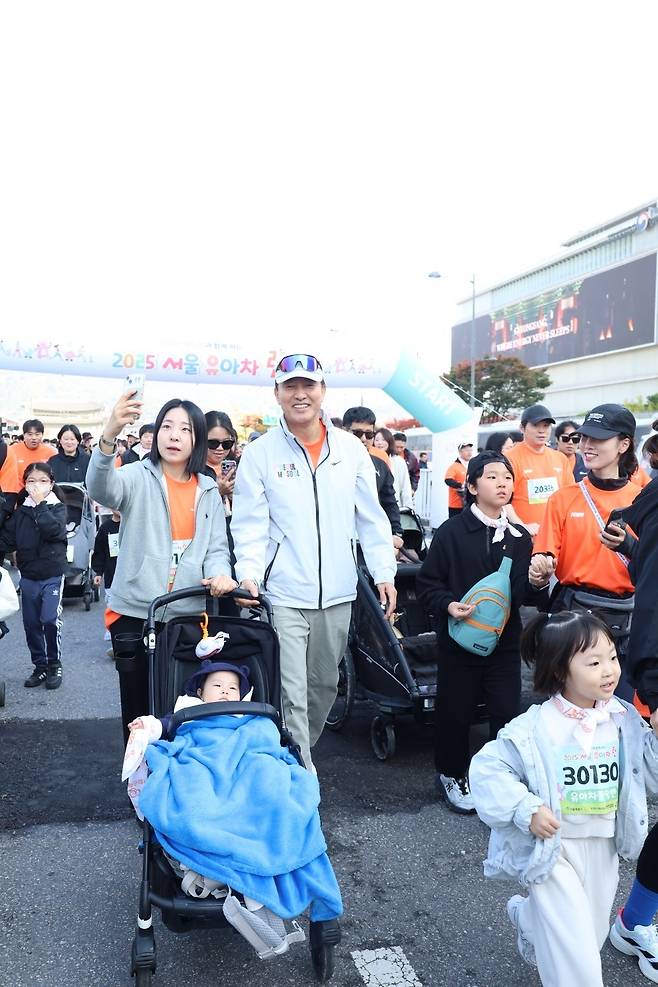 오세훈 서울시장은 1일 오전 서울광장에서 열린 올해 두 번째 ‘서울 유아차 런’ 행사에 참석해 5000가족(2만3000여명)과 함께 유아차를 끌며 걷고 있다. [사진제공=서울시 재배포 금지}