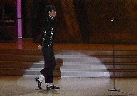 마이클 잭슨이 ‘문워크’를 처음으로 선보인 영상의 방영 직후 무수의 시청자들이 그 순간을 되돌려 재생했고 수많은 전문 안무가들 또한 이 움직임의 기술적 구조를 해석하기 위해 프레임 단위 분석을 반복했다. 현재까지도, 문워크만큼의 강도로 예술 역사에 충격을 준 움직임은 없다. [유튜브 영상 캡처]