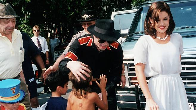 무대에서 내려온 마이클 잭슨은 아이들과 동물, 숲과 장난감을 좋아하던 조용하고 유순한 사람이었던 것으로 알려져 있다. 휘황찬란한 조명 아래 세상을 압도하는 남자가, 일상에서는 그저 사람을 좋아하고 애정을 갈구하는 예민한 성향의 인간이었다는 사실은 당시 많은 이들을 놀라게 했다. [AFP/게티이미지/Photo by Unknown]