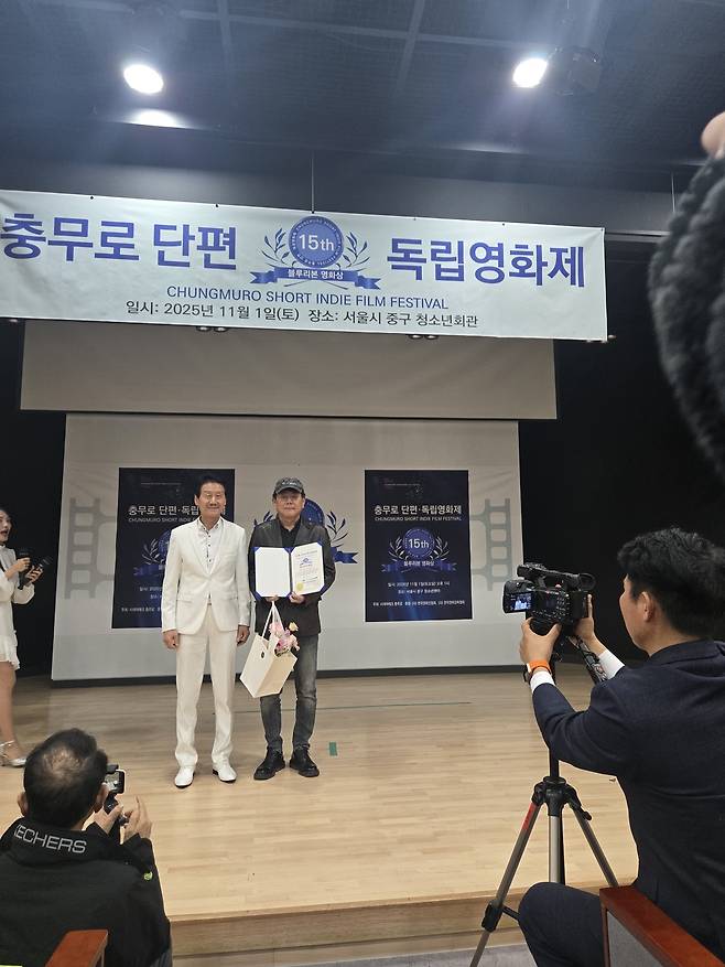 장기봉 감독(오른쪽)