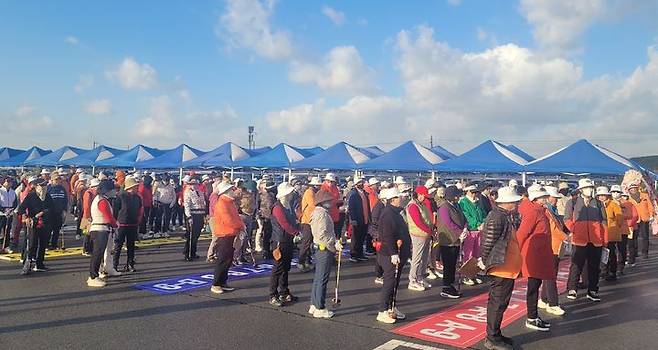 [태안=뉴시스] 최영민 기자 = 2일 충남 태안군 태안읍 태안군파크골프장에서 2026 태안국제원예 치유박람회 개최기념 전국파크골프대회가 시작됐다. 경기에 참가할 선수들이 경기 전 관계자에게 주의사항을 전달받고 있다. 2025.11.02. ymchoi@newsis.com *재판매 및 DB 금지