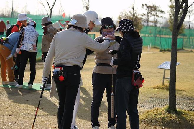 [태안=뉴시스] 최영민 기자 = 2일 충남 태안군 태안읍 태안군파크골프장에서 2026 태안국제원예 치유박람회 개최기념 전국파크골프대회가 개막했다. 경기를 앞둔 여성부 선수들이 시작에 앞서 선전을 다짐하고 있다. 2025.11.02. ymchoi@newsis.com *재판매 및 DB 금지