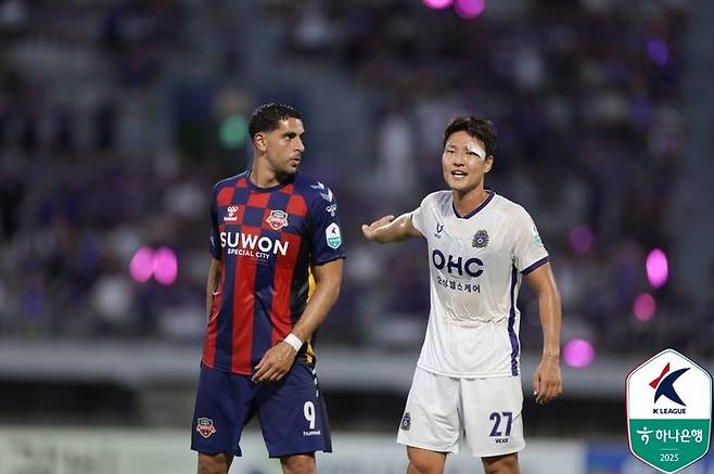 [서울=뉴시스]K리그1 안양 수비수 권경원(오른쪽). (사진=한국프로축구연맹 제공)