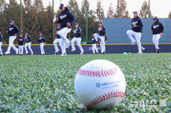 [고양=뉴시스] 권창회 기자 = 대한민국 야구 국가대표팀 선수들이 2일 오후 경기 고양시 고양국가대표야구훈련장에서 첫 훈련을 하고 있다. 2025.11.02. kch0523@newsis.com