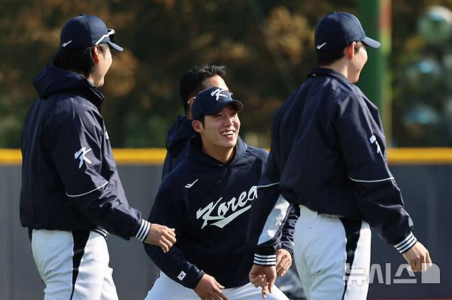 [고양=뉴시스] 권창회 기자 = 대한민국 야구 국가대표팀 원태인이 2일 오후 경기 고양시 고양국가대표야구훈련장에서 첫 훈련을 하고 있다. 2025.11.02. kch0523@newsis.com