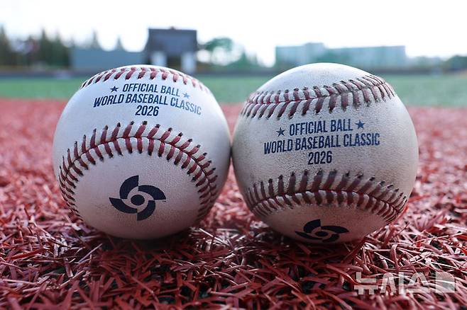 [고양=뉴시스] 권창회 기자 = 2일 오후 경기 고양시 고양국가대표야구훈련장에서 열린 대한민국 야구 국가대표팀 첫 소집훈련에서 내년 월드 베이스볼 클래식(WBC)에서 사용될 야구공이 공개되고 있다. 2025.11.02. kch0523@newsis.com