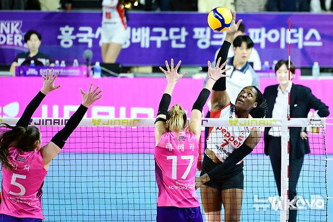 [서울=뉴시스] 여자배구 페퍼저축은행 조이(오른쪽)가 2일 인천삼산월드체육관에서 열린 진에어 2025~2026 V-리그 여자부 경기에서 흥국생명을 상대로 공격을 시도하고 있다. (사진=KOVO 제공) 2025.11.02.