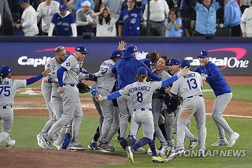 월드시리즈 2연패를 달성한 다저스 선수들. [로이터=연합뉴스] Mandatory Credit: Kevin Sousa-Imagn Images