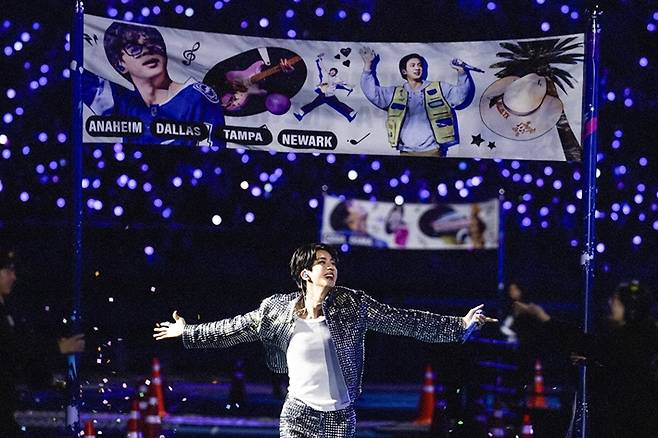 지난달 31일부터 11월 1일까지 인천문학경기장에서 앙코르 팬 콘서트를 연 그룹 방탄소년단 진. 빅히트 뮤직 제공