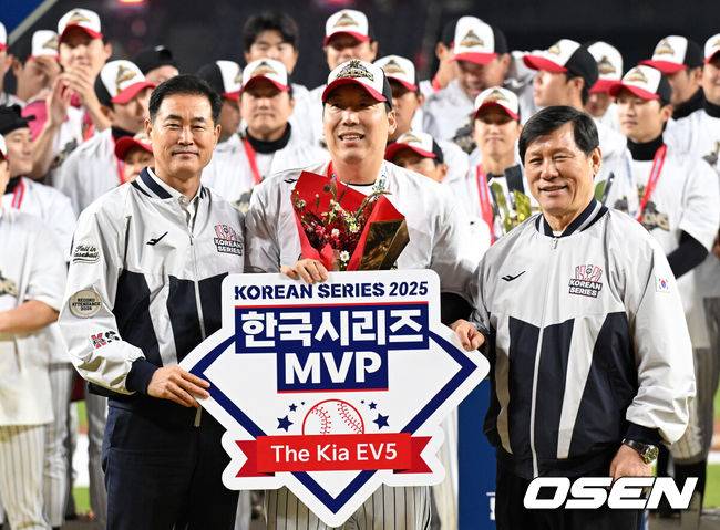 [OSEN=대전, 이대선 기자] 이변은 없었다. 2025시즌 우승팀은 무적 LG 트윈스다.&nbsp;프로야구 LG 트윈스는 31일 대전 한화생명볼파크에서 열린 2025 신한 SOL뱅크 KBO 한국시리즈(7전 4선승제) 한화 이글스와의 5차전에서 4-1로 승리했다.정규시즌 1위 LG는 시리즈 전적 4승 1패로 통합우승 금자탑을 쌓았다. LG의 통합우승은 1990년, 1994년, 2023년에 이은 통산 4번째로, 염경엽 감독은 2023년 부임 후 3년 사이 팀을 두 차례나 정상에&nbsp;올려놓는 위대한 업적을 달성했다. 2023년 1위, 2024년 3위, 2025년 1위로 KBO리그에 트윈스 왕조 시대를 활짝 열었다.&nbsp;반면 2위 한화는 플레이오프를 거쳐 2006년 이후 19년 만에 한국시리즈 무대를 밟았지만, LG의 벽을 넘지 못하며 1999년 이후 26년 만에 통산 두 번째 우승이 무산됐다.&nbsp;MVP를 수상한 LG 김현수가 기념촬영을 하고 있다. 2025.10.31 /sunday@osen.co.kr