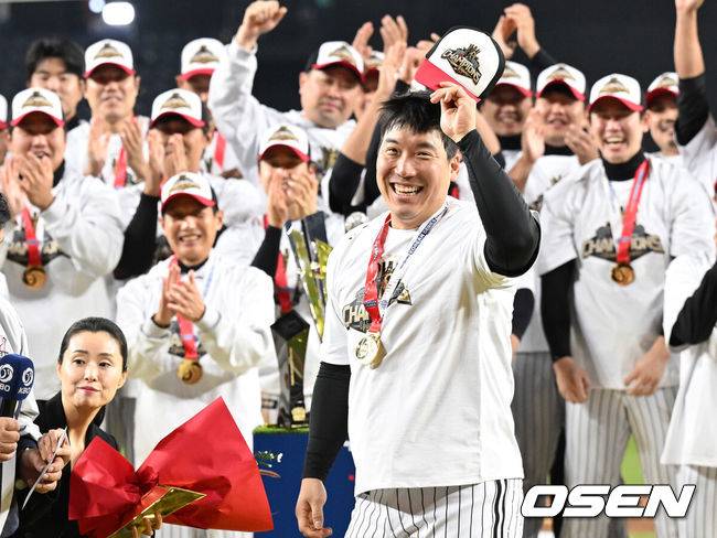 [OSEN=대전, 이대선 기자] 이변은 없었다. 2025시즌 우승팀은 무적 LG 트윈스다.&nbsp;프로야구 LG 트윈스는 31일 대전 한화생명볼파크에서 열린 2025 신한 SOL뱅크 KBO 한국시리즈(7전 4선승제) 한화 이글스와의 5차전에서 4-1로 승리했다.정규시즌 1위 LG는 시리즈 전적 4승 1패로 통합우승 금자탑을 쌓았다. LG의 통합우승은 1990년, 1994년, 2023년에 이은 통산 4번째로, 염경엽 감독은 2023년 부임 후 3년 사이 팀을 두 차례나 정상에&nbsp;올려놓는 위대한 업적을 달성했다. 2023년 1위, 2024년 3위, 2025년 1위로 KBO리그에 트윈스 왕조 시대를 활짝 열었다.&nbsp;반면 2위 한화는 플레이오프를 거쳐 2006년 이후 19년 만에 한국시리즈 무대를 밟았지만, LG의 벽을 넘지 못하며 1999년 이후 26년 만에 통산 두 번째 우승이 무산됐다.&nbsp;MVP를 수상한 LG 김현수가 동료들의 축하를 받고 있다. 2025.10.31 /sunday@osen.co.kr