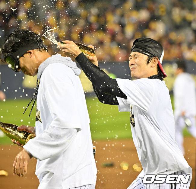 [OSEN=잠실, 민경훈 기자] 1일 오후 서울 잠실야구장에서 LG 트윈스의 한국시리즈 통합우승 IN 잠실' 행사가 열렸다.팬들을 위한 트로피 퍼포먼스, 선수단 그라운드 행진, 비하인드 스몰토크, 선수단 샴페인 샤워 등 다양한 프로그램이 펼쳐진다.LG 심민재가 샴페인 샤워를 하고 있다. 2025.11.01 /rumi@osen.co.kr