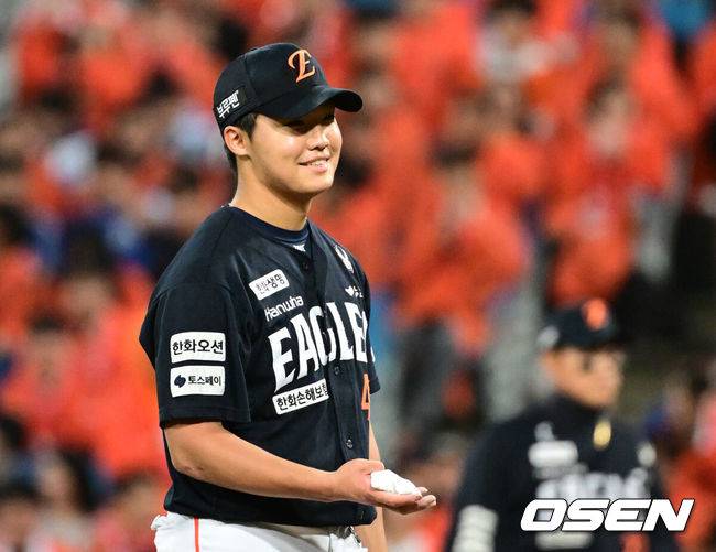 [OSEN=대구, 조은정 기자]22일 대구 삼성라이온즈파크에서 2025 신한 SOL Bank KBO리그 포스트시즌 플레이오프 4차전 삼성 라이온즈와 한화 이글스의 경기가 열렸다.홈팀 삼성은 원태인, 방문팀 한화는 정우주를 선발로 내세웠다.3회말 삼성 양도근까지 4타자 연속 탈삼진을 한화 정우주기 미소짓고 있다. 2025.10.22 /cej@osen.co.kr