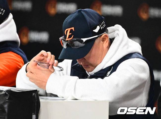 [OSEN=대전, 지형준 기자] 한화 김경문 감독이 경기를 지켜보며 생각에 잠겨 있다. 2025.10.29 /jpnews@osen.co.kr