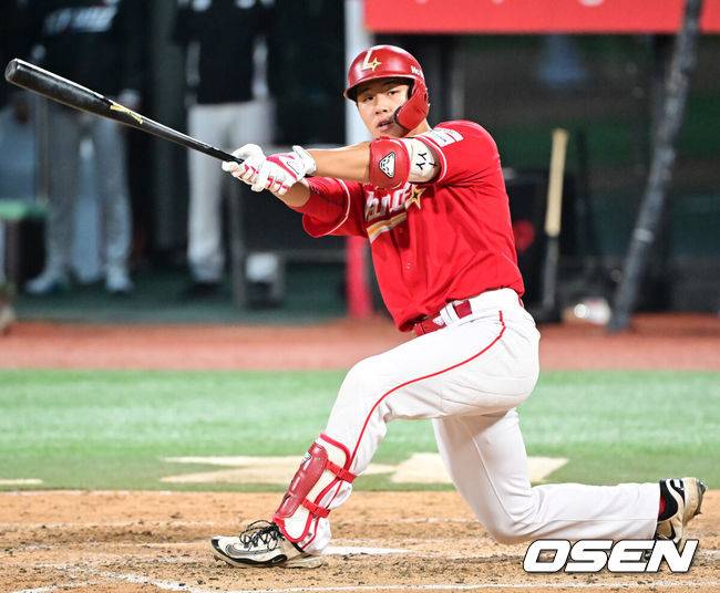 [OSEN=수원, 민경훈 기자] 23일 오후 수원 KT위즈파크에서 ‘2025 신한 SOL Bank KBO리그’ KT 위즈와 SSG 랜더스의 경기가 열렸다.홈팀 KT는 쿠에바스, 원정팀 SSG는 화이트를 선발로 내세웠다. 9회초 선두타자로 나온 SSG 이율예가 파울타구를 때리고 있다. 2025.04.23 / rumi@osen.co.kr